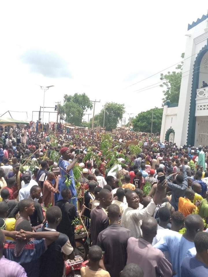 Protest Erupts at Sultan of Sokoto’s Palace Amidst Widespread Economic Hardship